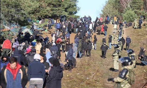 Göçmen krizi siyasi krizi tetikledi: AB Belarus'a yaptırımları arttırdı Rusya'dan yeni hamle